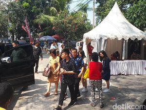 Pengemis Rebutan Angpau Imlek dari Jemaat Vihara Borobudur Medan