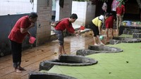 Sejumlah warga keturunan Tionghoa mandi di tujuh sumur Vihara Gayatri di Cilangkap, Depok, Jawa Barat, Sabtu (25/1/2020). Warga Tionghoa memegang tradisi mandi tujuh sumur saat Tahun Baru Imlek yang dipercaya mendatangkan berkah kesehatan, rezeki, kedudukan, dan jodoh. ANTARA FOTO/Asprilla Dwi Adha