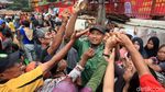 Warga Berebut Angpao Imlek di Petak Sembilan