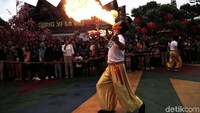 Atraksi sembur api berhasil memukau pengunjung Dufan. Banyak pengunjung yang mengabadikan atraksi tersebut.