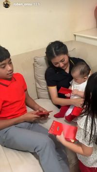 Keseruan Imlek Keluarga Ruben Onsu, Makan Hot Pot dan Bagi Angpao!