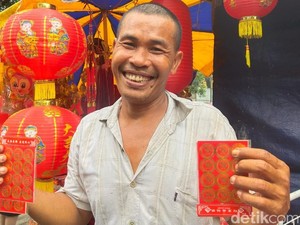 Driver Ojol Jualan Pernak-pernik Imlek Kantongi Omzet Rp 55 Juta