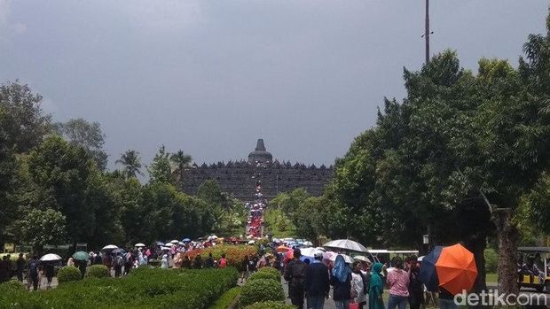 Candi Borobudur yang dipadati wisatawan
