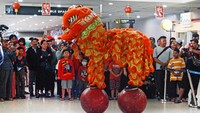 Bandara Internasional Juanda menampilkan atraksi barongsai untuk menghibur penumpang pesawat. ANTARA FOTO/Umarul Faruq.
