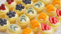 Sekilas cupcake dengan topping buah ini sangat menggiurkan. Namun jangan salah karena cupcake ini hanya replika yang tidak bisa Anda makan. Foto: Instagram @heavenly_cake