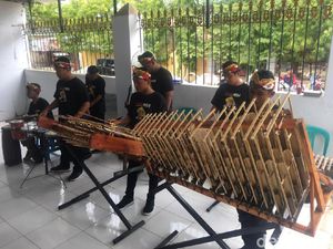 Musik Angklung Bergema Ramaikan Perayaan Imlek di Polewali Mandar