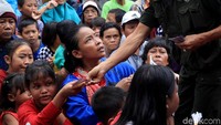 Jumlah angpao yang dibagikan beragam, mulai dari pecahan Rp 2 ribu, Rp 5 ribu, Rp 10 ribu hingga Rp 100 ribu.
