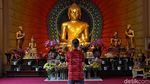 Melihat Khusyuknya Ibadah Imlek di Vihara Dhammacakka Jaya