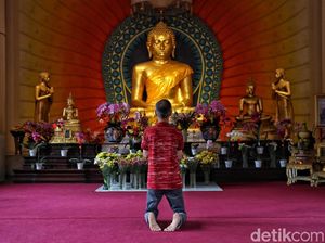 Melihat Khusyuknya Ibadah Imlek di Vihara Dhammacakka Jaya