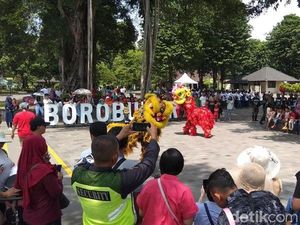 Libur Imlek, Pengunjung Candi Borobudur Dihibur Barongsai & Liong