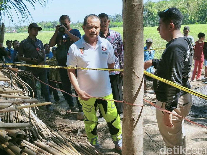 Warga Banyuwangi menemukan mayat dalam kondisi gosong terbakar. Polisi menduga, itu merupakan mayat seorang korban pembunuhan.