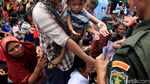 Warga Berebut Angpao Imlek di Petak Sembilan