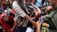 Warga dan pengemis musiman yang mengantre itu tidak hanya dari kalangan orang dewasa. Anak-anak juga turut meramaikan antrean tersebut.