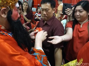 Wow, Ada Dewa Rezeki Bagi-bagi Angpau di Kelenteng Cokro Surabaya