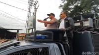 Kapolres Sukabumi Kota AKBP Wisnu Prabowo saat meminta massa membuka jalan.