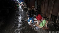 Sebagian dari mereka tiduran sambil menunggu pembagian angpao.
