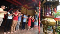 Sejumlah warga keturunan Tionghoa merayakan Imlek dengan melakukan sembahyang Vihara Avalokitesvara, di Kasemen, Serang, Banten, Sabtu (25/1/2020). ANTARA FOTO/Asep Fathulrahman