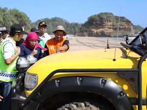 Gubernur Khofifah Pantau Jalur Lingkar Selatan dengan Off Road