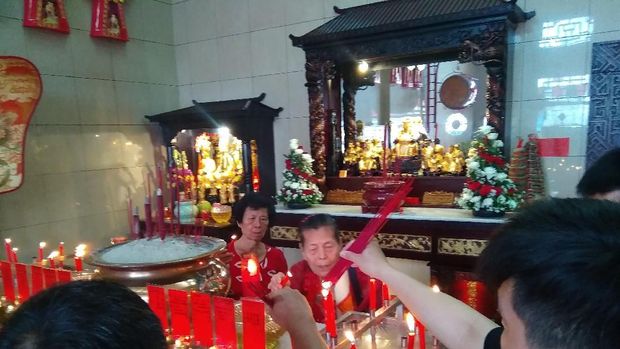 Rayakan Imlek, Warga Tionghoa Sembahyang di Vihara Amurva Bhumi Jatinegara