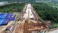 Saat ini pembebasan lahan pada ruas tol Padang-Sicncin menjadi tantangan sendiri, di mana rencananya ruas tol ini akan melewati 5 Kecamatan dan 15 Nagari di wilayah Kabupaten Padang Pariaman. Namun usaha semua pihak terus dilakukan agar jalan tol ini dapat terwujud, salah satunya dengan melakukan Sinergi Percepatan Pelaksanaan Pembangunan dengan bantuan Polda Sumatrea Barat dan relokasi trase ruas tol Padang-Sicincin. Istimewa/PT Hutama Karya (Persero).