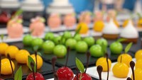 Chef Gregory Doyen senang membuat pastry berbentuk buah-buah yang cantik. Lihat saja buah ceri ini, persis aslinya! Foto: Instagram @gregorydoyen