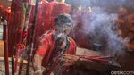 Sambut Imlek dengan Berdoa di Wihara Dharma Bhakti