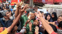 Warga langsung berkerumun saat ada pembagian angpao Imlek.