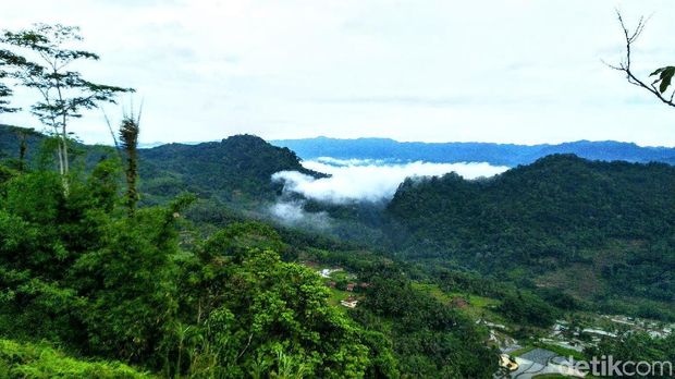Puncak Bangku 'Negeri di Atas Awan' Ciamis Diserbu Pengunjung