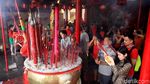 Sambut Imlek dengan Berdoa di Wihara Dharma Bhakti