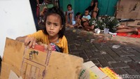 Para pemburu angpao didominasi ibu-ibu dan anak-anak.