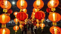 Lampu-lampu lampion menyemarakkan perayaan Imlek di kawasan kuliner dan kreatif Thamrin 10, Jakarta, Sabtu (25/1/2020). ANTARA FOTO/Aprillio Akbar.