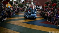 Miniatur perahu turut memeriahkan Parade Imlek.