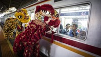 PT Kereta Api Indonesia (Persero) Daop 1 Jakarta menggelar pertunjukkan Barongsai di Stasiun Gambir, Jakarta. ANTARA FOTO/Aprillio Akbar
