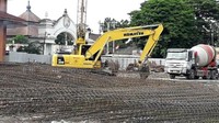 Pasar Klewer Timur Kota Surakarta dibangun kembali dengan konsep pasar ramah lingkungan, dengan konstruksi 3 lantai vertikal ke bawah. Bangunan pasar terdiri dari 2 lantai di bawah tanah dan 1 lantai di permukaan. Lingkup pekerjaan meliputi scant pile, pekerjaan struktur lantai basement 3.769 m2, pekerjaan struktur lantai semi basement 3.522 m2, pekerjaan struktur lantai 1 seluas 3.696 m2, pekerjaan pasangan dan plesteran, pekerjaan pintu dan jendela, lantai, plafon, pengecatan, dan mekanikal serta elektrikal. Adapun anggaran dari pembangunan tersebut sebesar Rp 51 miliar dari APBN 2019-2020 dan progres fisiknya mencapai 2,8 persen. Istimewa/Kementerian PUPR.
