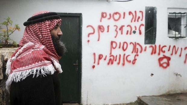 Pelaku aksi pembakaran juga meninggalkan coretan dalam bahasa Ibrani di tembok luar masjid di Beit Safafa, Yerusalem Timur ini