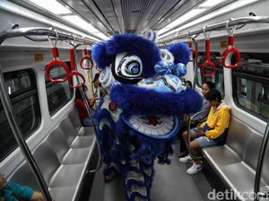 Barongsai Hibur Penumpang LRT Jakarta