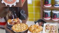 Heavenly Cake yang merupakan produsen replika miniatur untuk mengisi rumah mainan ini pun membuat toko roti mainan dengan isian yang mirip sekali dengan aslinya. Ada Apple Pie, Cinnamon Roll, Bear Bread, dan lainnya. Foto: Instagram @heavenly_cake