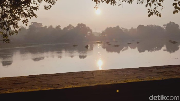Kolam Segaran di Trowulan, Kabupaten Mojokerto disebut sebagai salah satu bukti kejayaan Kerajaan Majapahit pada zamannya. Dulu, kolam purbakala ini menjadi salah satu waduk untuk mengairi lahan pertanian.