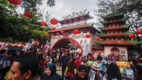 Sejumlah warga memadati Kampung Cina di Cibubur, Bogor, Jawa Barat, untuk merayakan Tahun Baru Imlek. Kampung Cina merupakan salah satu destinasi wisata yang banyak dikunjungi oleh wisatawan lokal pada tahun baru Imlek setiap tahunnya. ANTARA FOTO/Yulius Satria Wijaya