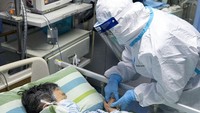 Tim medis harus menggunakan pakaian khusus dalam memeriksa pasien yang terkena penyakit pneumonia akibat virus corona.