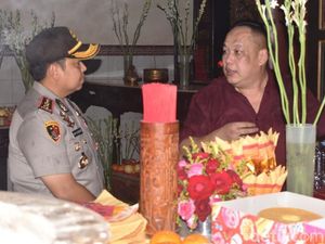 Kemeriahan Imlek di Klenteng Tjoe Tik Kiong
