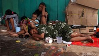 Mereka rela menunggu hingga tertidur demi angpao.