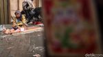 Potret Warga Hujan-hujanan Demi Angpao di Wihara Boen Tek Bio