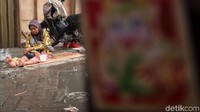 Warga berharap kecipratan rezeki dari jemaat yang beribadah di wihara tersebut.