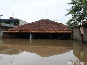 Banjir Dayeukolot Bandung Meluas, Rumah Warga Nyaris Tenggelam
