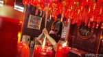 Sambut Imlek dengan Berdoa di Wihara Dharma Bhakti