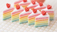 Heavenly Cake membuat replika miniatur kue dengan bahan polymer clay yang biasa digunakan untuk membuat mainan. Kreasi rainbow cake dengan topping stroberi pun terlihat sangat manis. Foto: Instagram @heavenly_cake