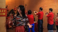Mereka datang bersama pasangan atau keluarga. Semua tertib antre bergantian masuk untuk beribadah.