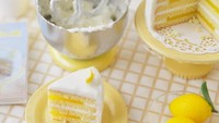 Tak hanya bentuknya saja yang mirip, bahkan tekstur kue-nya pun dibuat sangat mirip. Lengkap dengan mixer mainan dan replika miniatur lemon, sayangnya tidak bisa dimakan. Foto: Instagram @heavenly_cake