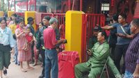 Warga dan Pengemis Antre di Vihara Dharma Bhakti Berharap Angpao